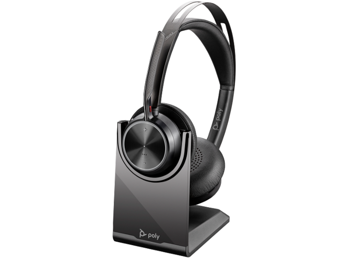 image_3_poly_voyager_focus_2_usb-c-_black-_headset-_charge_stand_right_facing_m1553724.png
